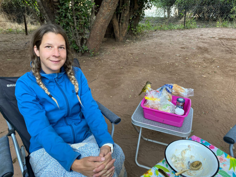 Tanja mit Vogel (bei der pinken Kiste)