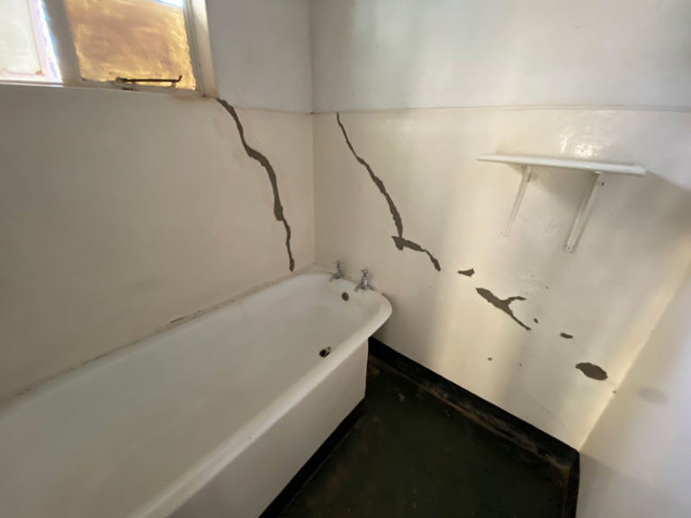 Es gibt sogar eine Badewanne