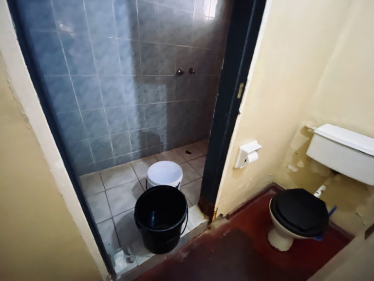 Toilette mit manueller Spülung