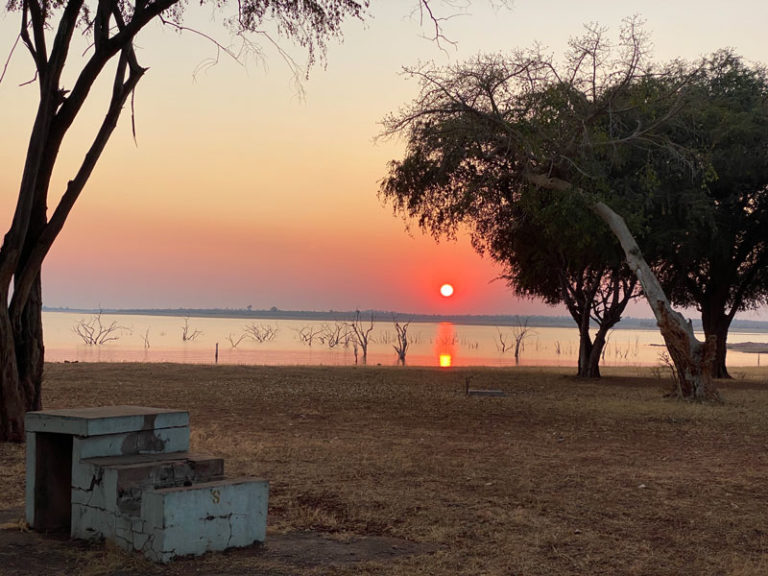 Grillstelle und Sonnenuntergang