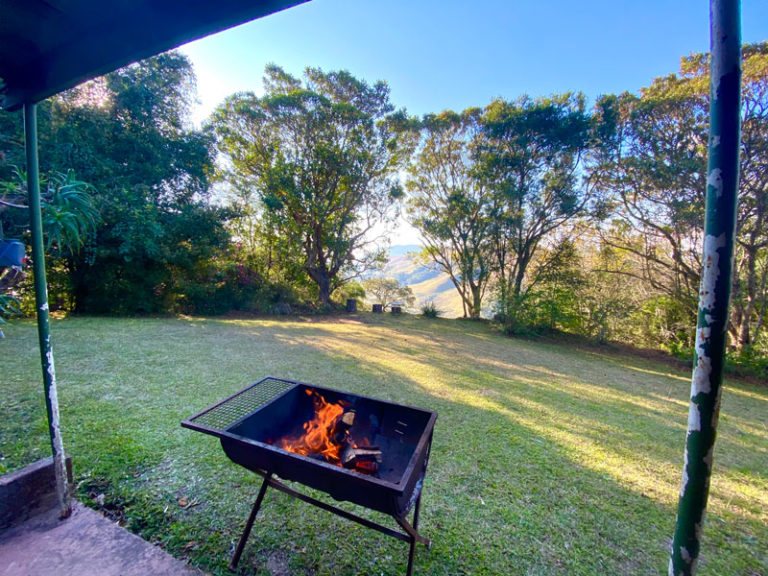 Grill mit viel Feuerholz