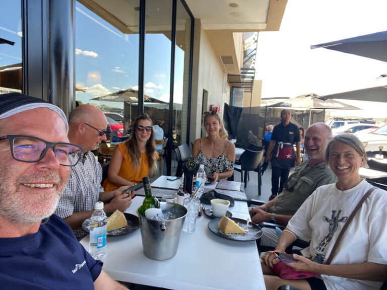 Im Kaffee mit neuen & alte Freunde