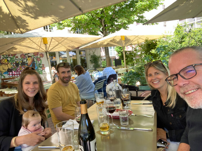 Noch ganz am Anfang: Ursina, Matthias und Tanja mit Mia