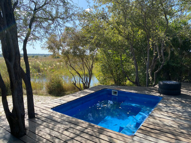 Pool auf der kleinen Insel bei der Bar
