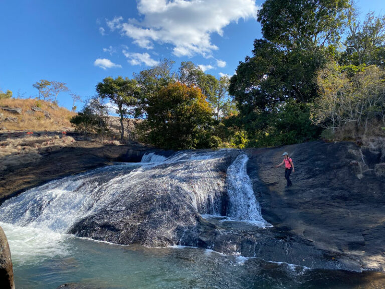 Tanja beim Wasserfall