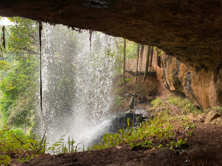 Höhle beim Wasserfall