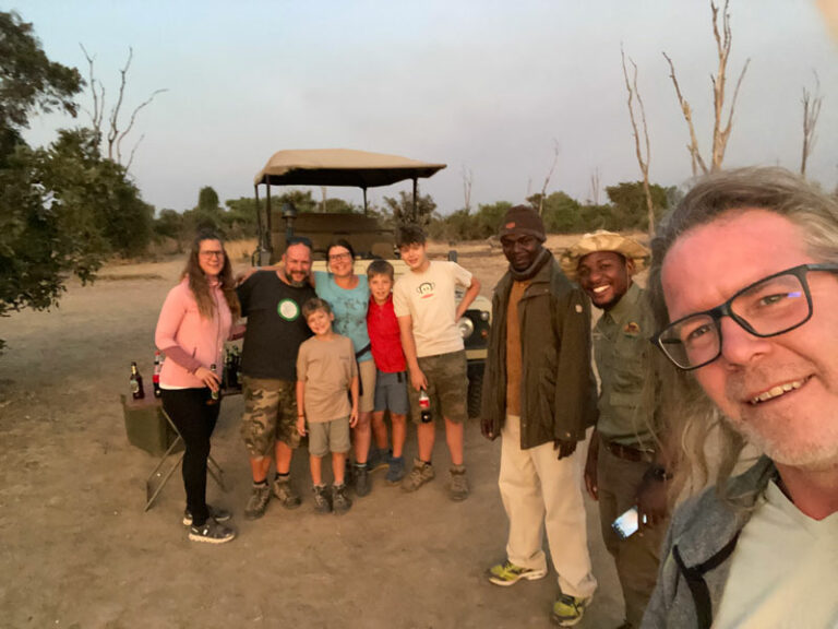 Gruppenfoto beim Night-Gamedrive Sundowner