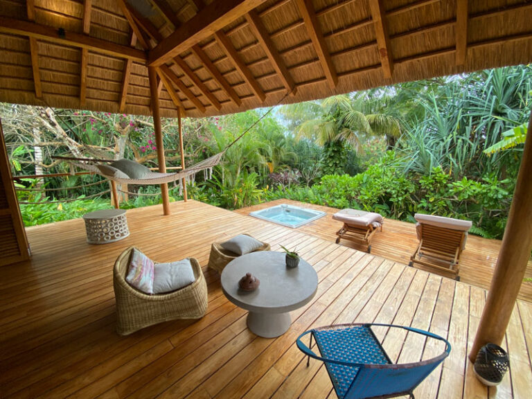 Coole Terrasse mit Hängematte und Whirlpool