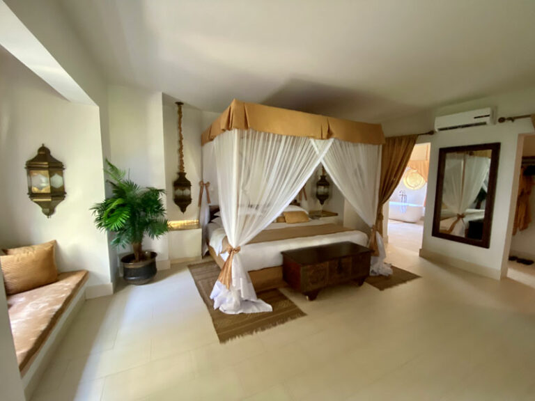 Unsere riesige Villa mit riesigem Bett