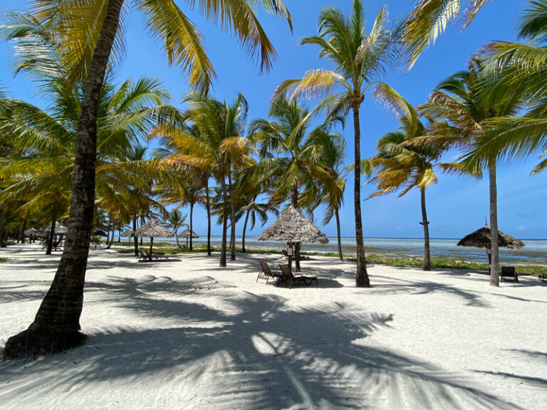 Strand mit Liegen