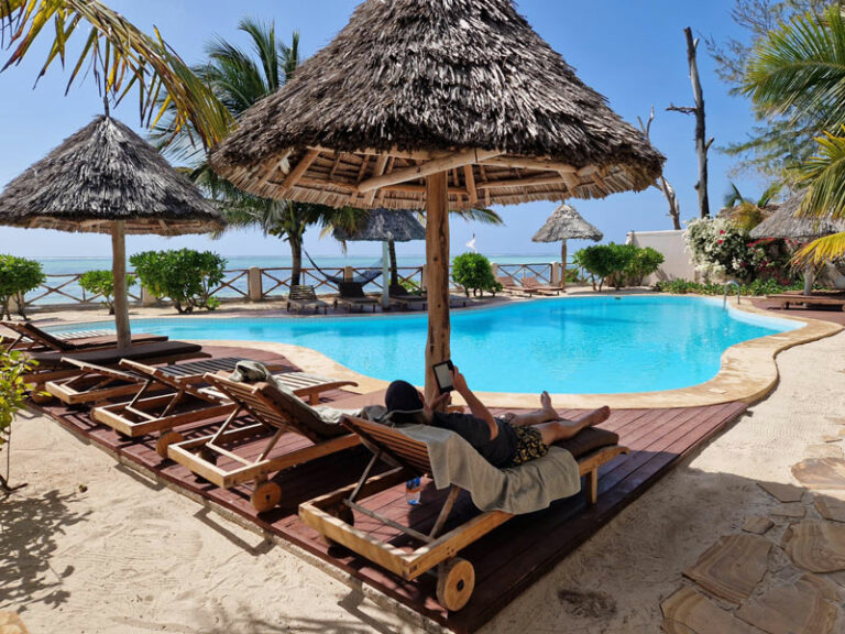 Ein seltenes Bild: Cello als ERSTER am Pool