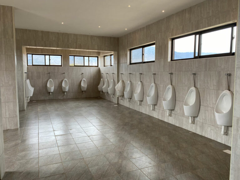 Toilettenanlage im Ngorongoro: Man kann sich vorstellen, wie viel hier los sein kann