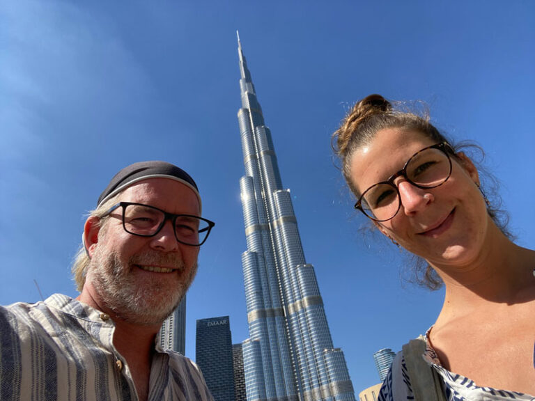 Wir vor dem Burj Khalifa