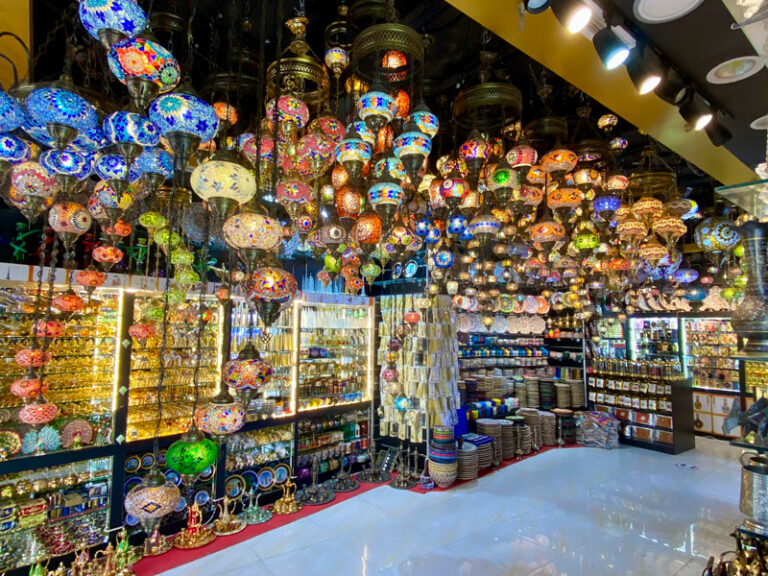 Auf dem Gewürze Souk gibt es auch andere Sachen zu kaufen