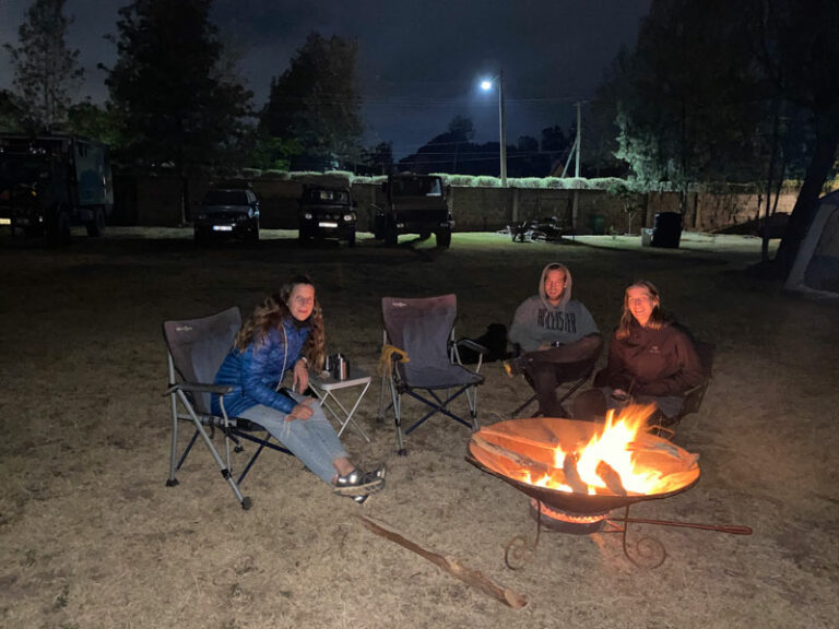 Abendrunde ums Feuer (ja, es ist kalt, denn Nairobi ist auf fast 2'000 Meter)