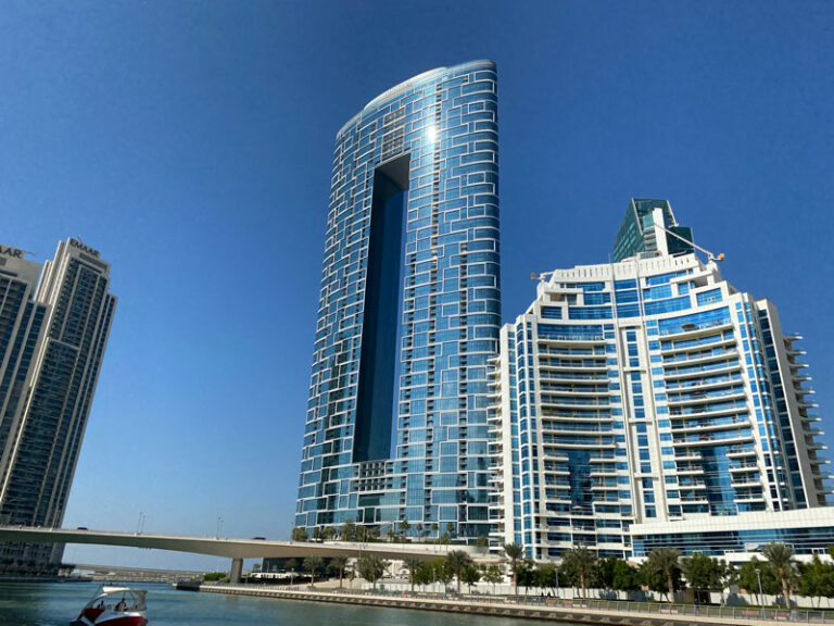 Das eindrucksvolle Gebäude des Address-Marina-Hotel