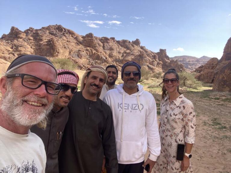 Wir werden mit Saudi Kaffee & Tipps versorgt