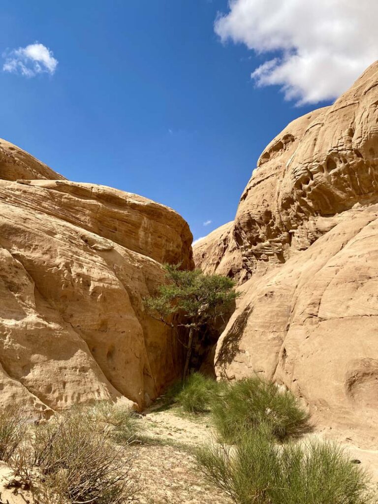 Eine Schlucht bei einem anderen Felsen