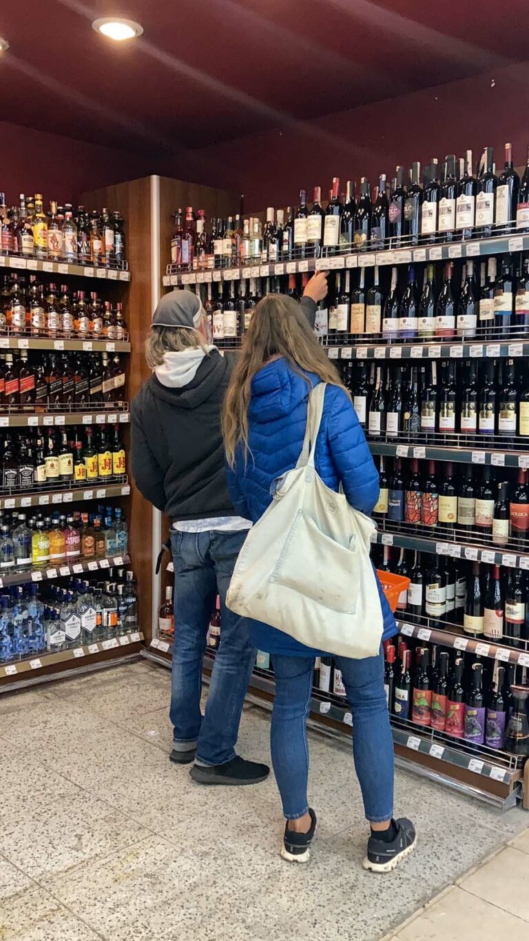 Hier verkauft die Migros sogar Wein😎