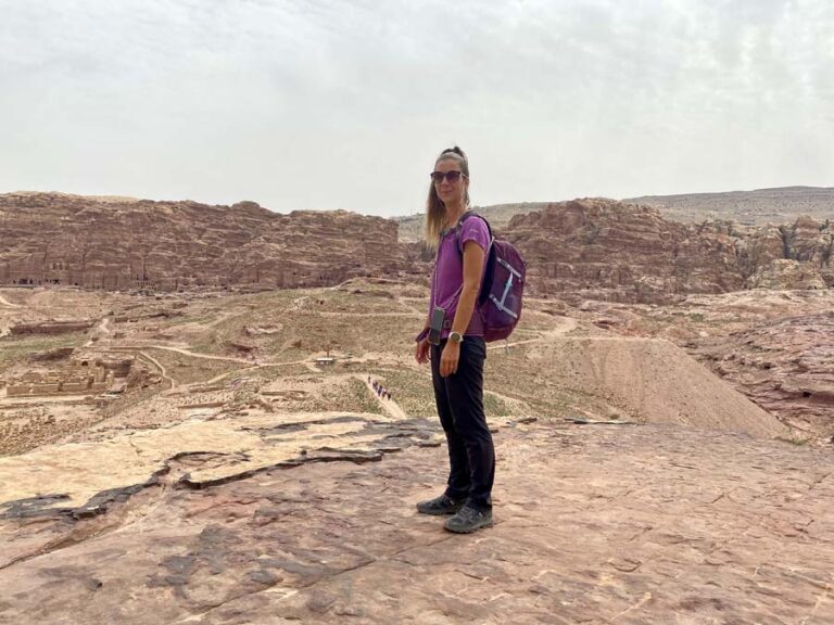 Tanja irgendwo auf einem Felsen in Petra