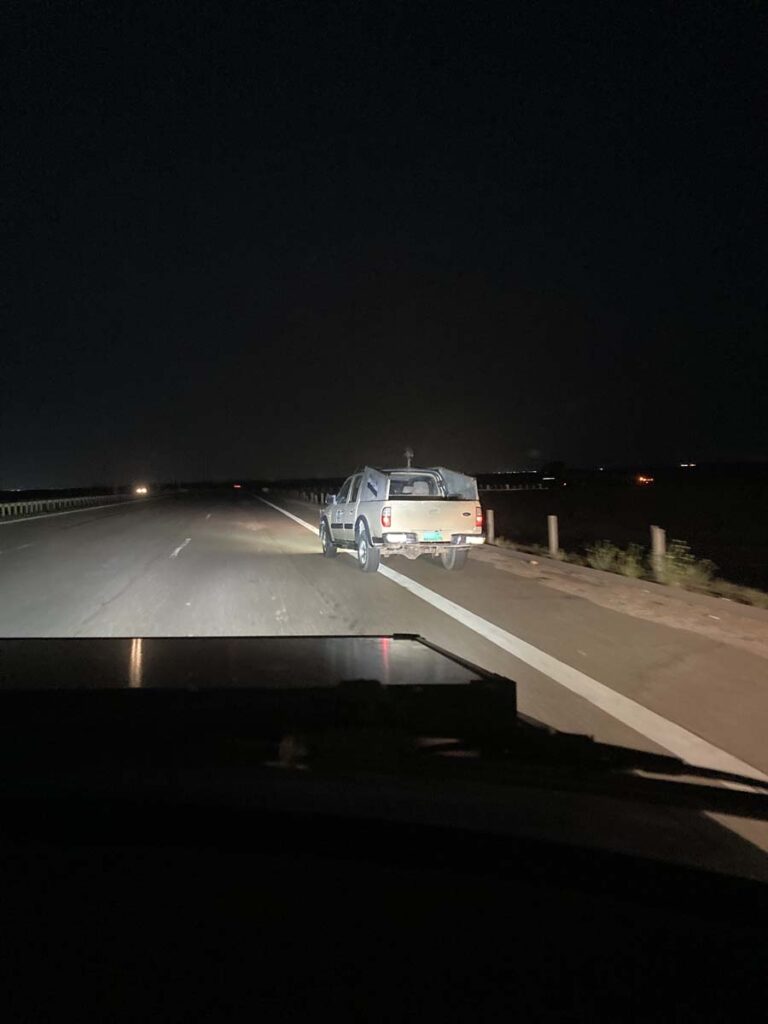 Weniger lustig; wir müssen in der Nacht fahren