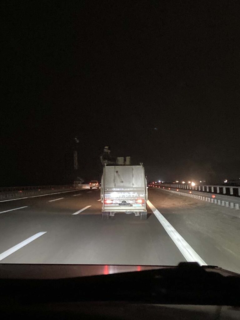 Unsere Eskorte in der Nacht