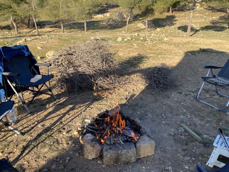 Unser Feuer - man beachte die eindrückliche Menge an Feuerholz🤣