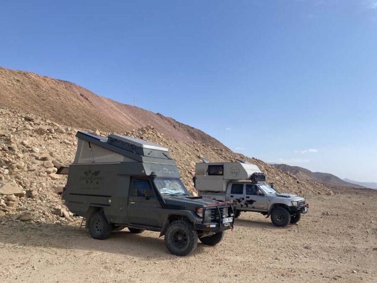 Unser Camp auf einem Weg am Fusse des Berges