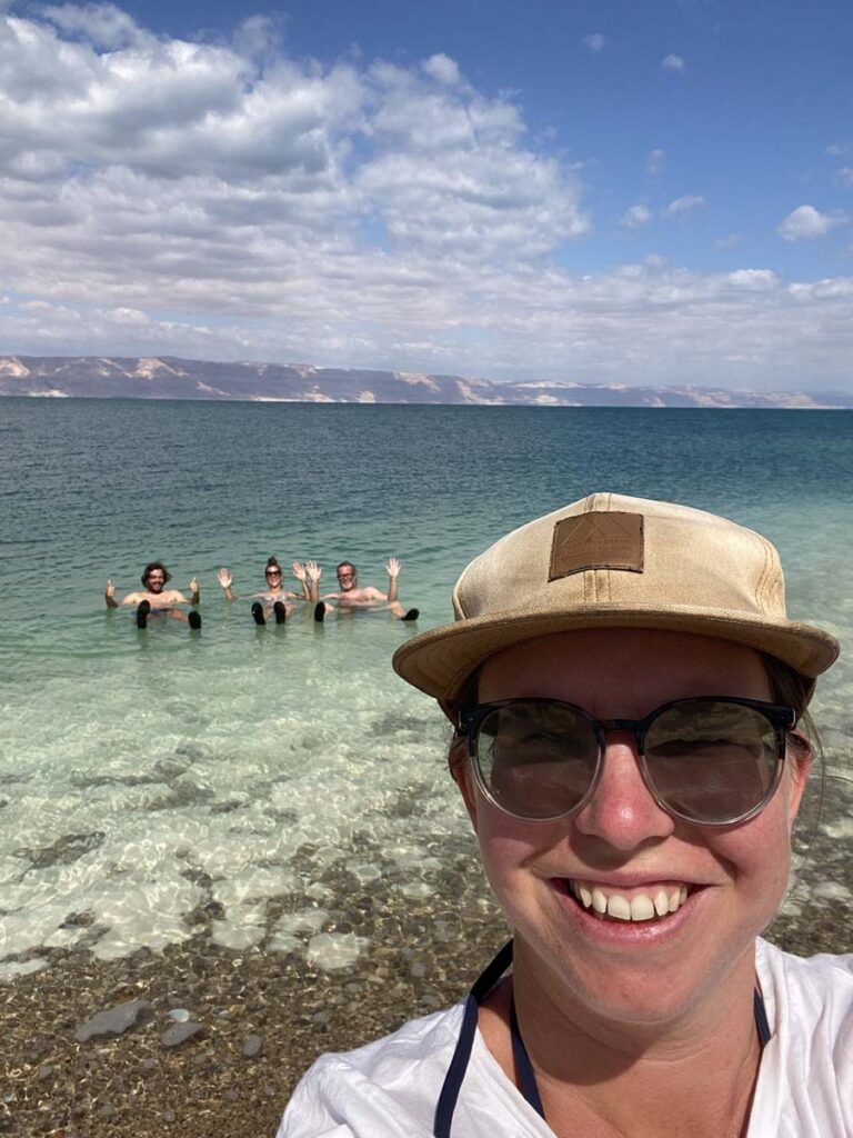 Gruppenfoto am und im Toten Meer