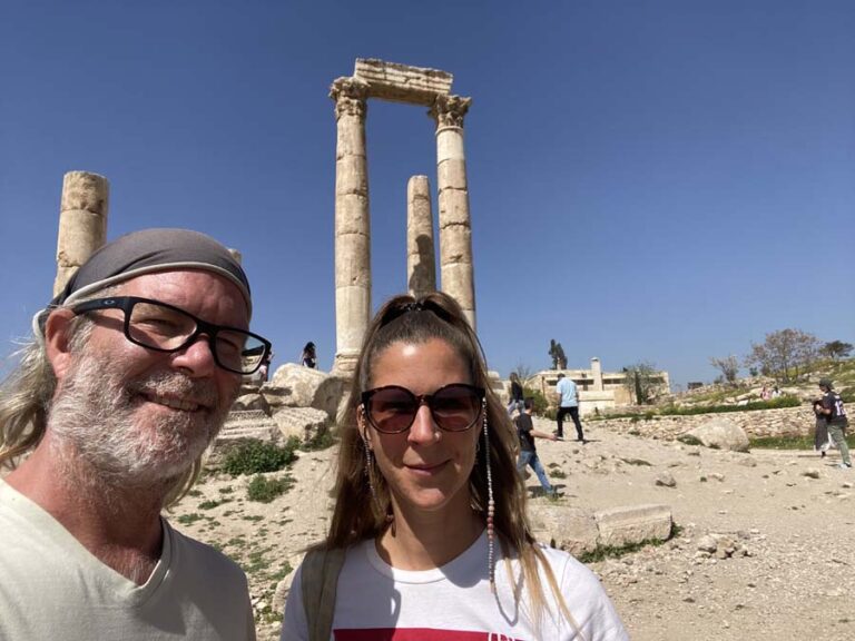 Wir vor dem Herkules Tempel