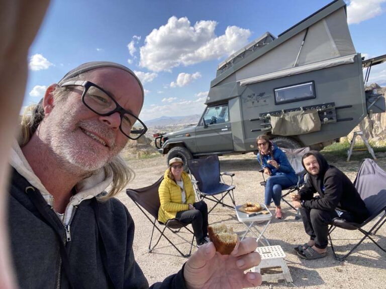 Wir geniessen den Bananenkuchen und die Sonne