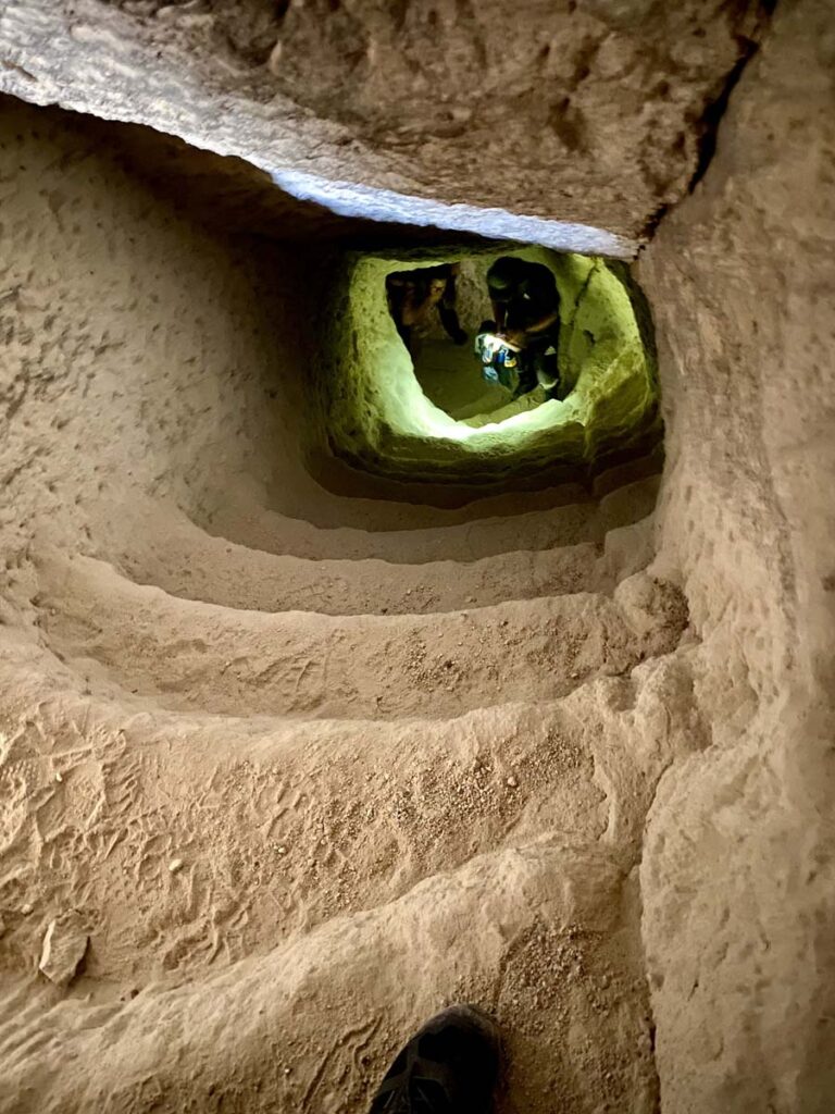 Tanja steigt die fast senkrechte Treppe hoch