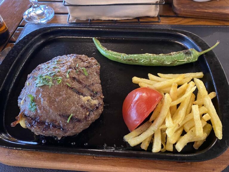 Mein feines Cordonbleu (nur mit den Fritten hätten sie nicht so geizig sein müssen)🤣