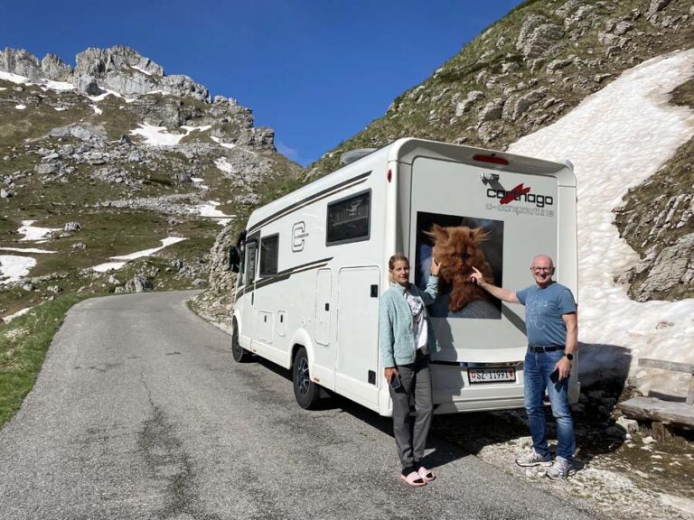 Nicole & Köbi neben dem Schneefeld