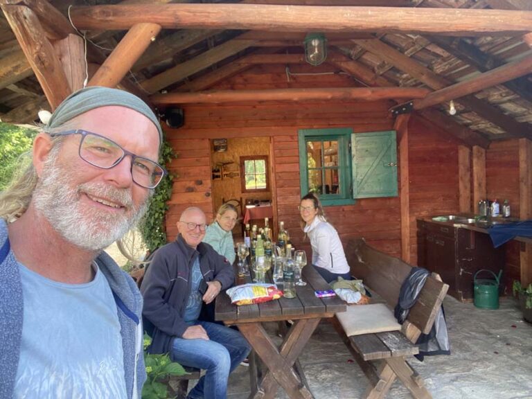 Wir geniessen das kleine Restaurant beim Camp Oaza