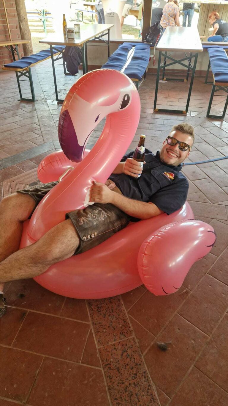 Veit macht es sich auf dem Flamingo gemütlich