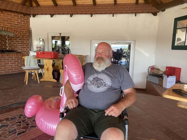Tom liebt seinen Flamingo