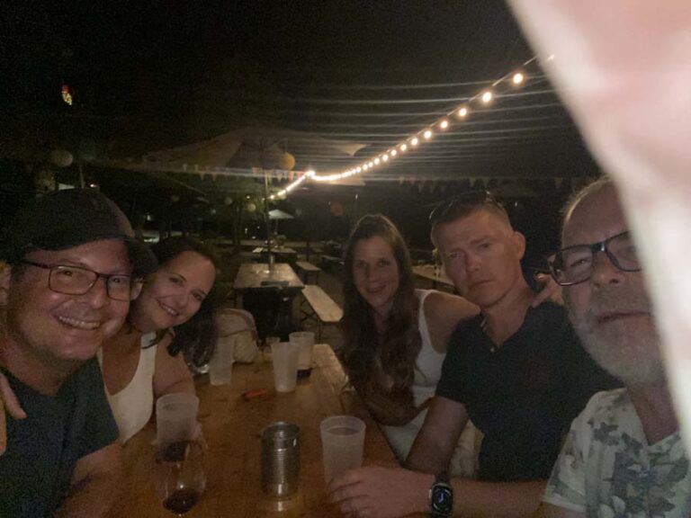 Gruppenfoto mit Nädi & Unbekannten spätnachts am Quartierfest