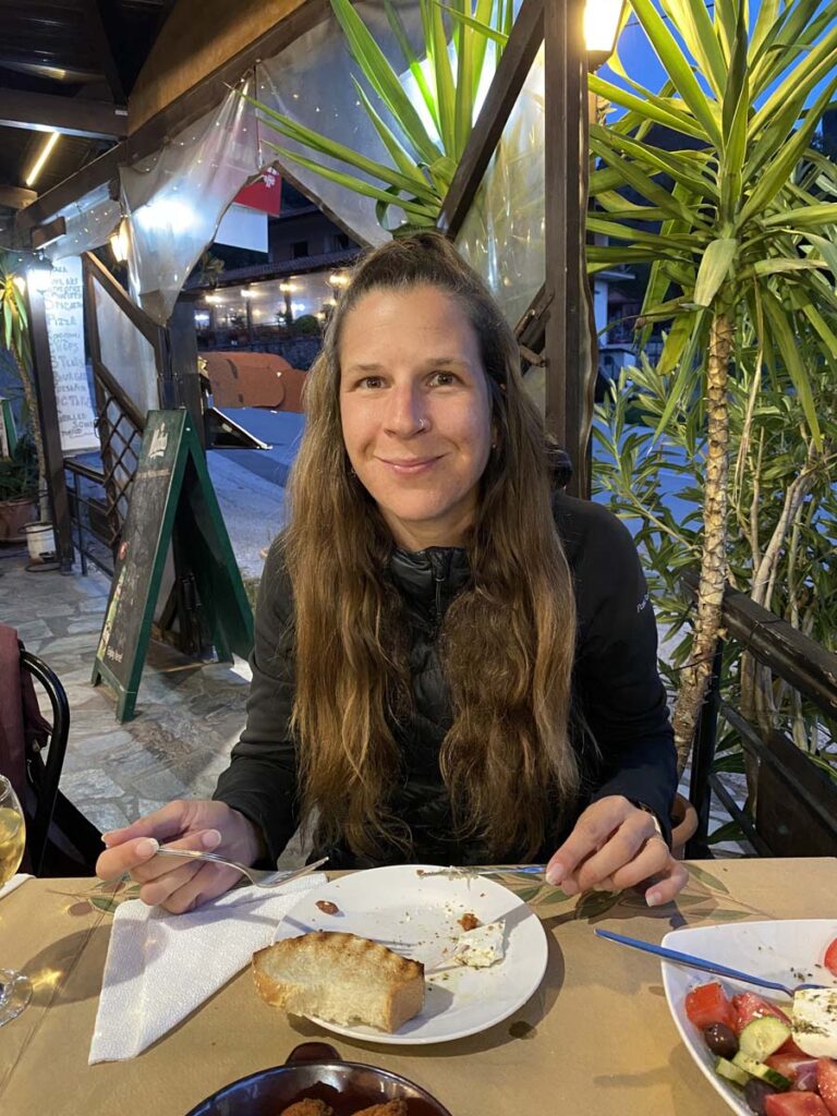 Tanja beim Nachtessen in Meteora