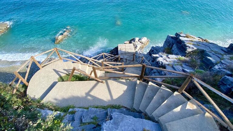 Die Treppen zum Mylopotamos Beach