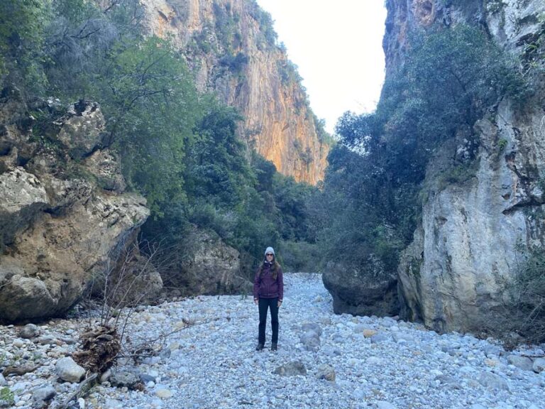 Wanderung durch dan trockenen Fluss