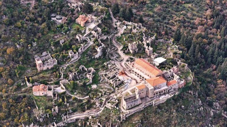 Die beeindruckenden Bauten im benachbarten Mystras