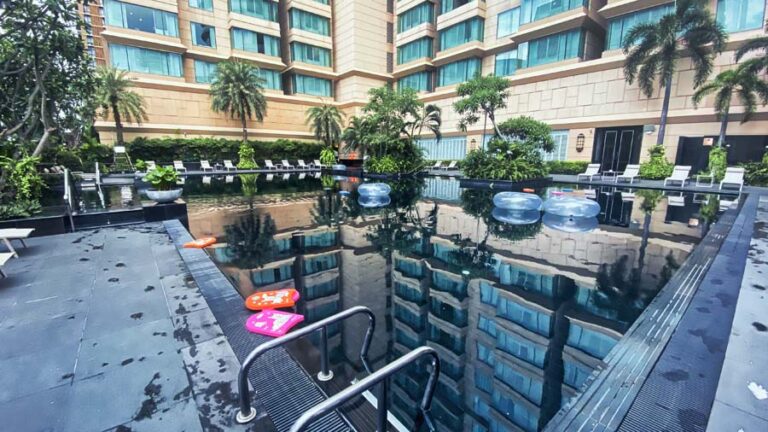 Der schöne Pool auf der Terrasse