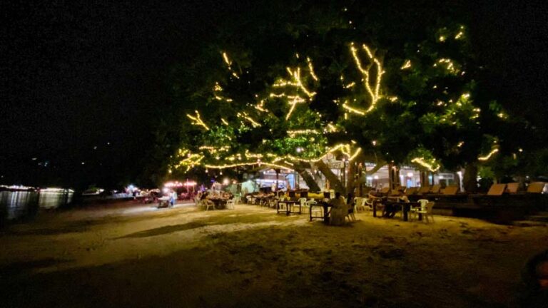 Beleuchtetes Lokal am Sairee Beach