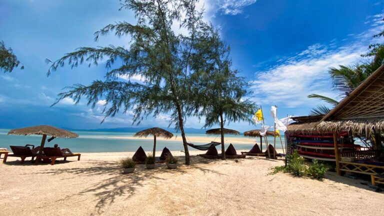Der Strand vom All at Sea Beach Resort