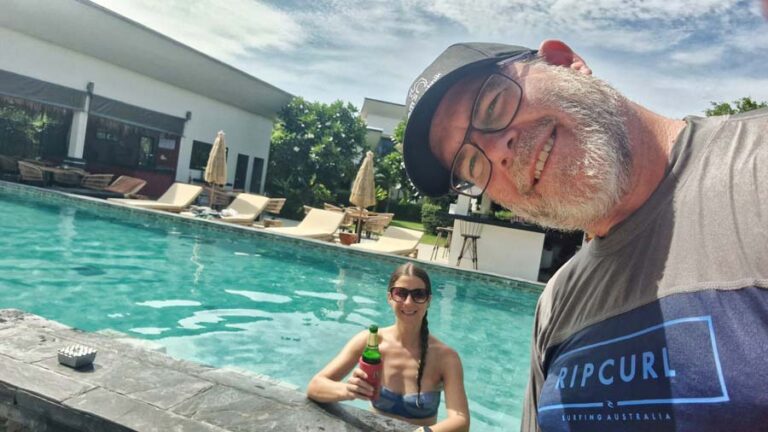 Tanja im Pool